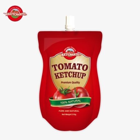 Produção de saquetes de ketchup de 210 gramas numa instalação OEM que oferece um sabor puramente natural