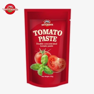 A pasta de tomate com 100% de pureza está embalada em uma saqueta de 100 gramas